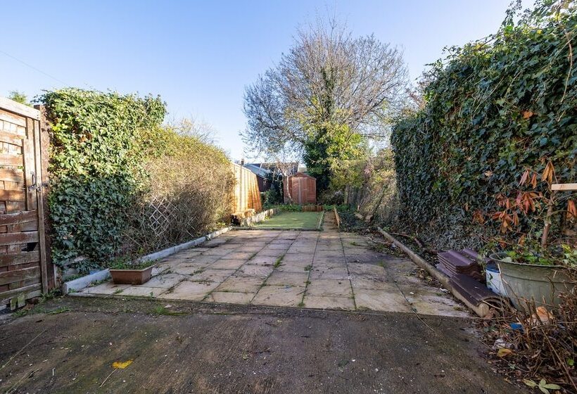 Резиденция Captivating 4 Bed House In Dartford