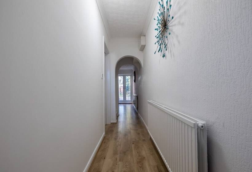 Резиденция Captivating 4 Bed House In Dartford