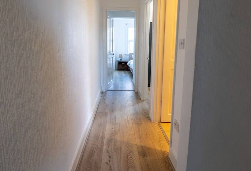 Резиденция Captivating 4 Bed House In Dartford