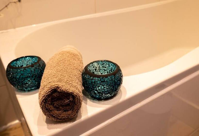 Резиденция Captivating 4 Bed House In Dartford