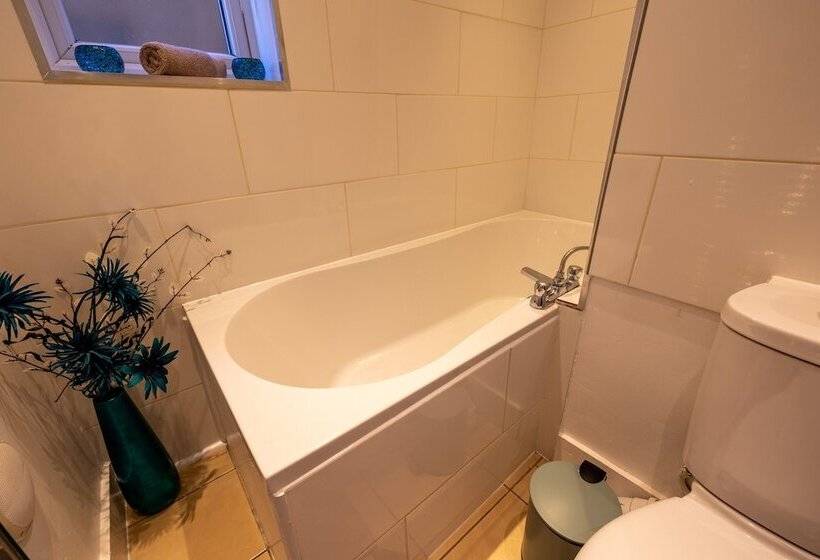 Резиденция Captivating 4 Bed House In Dartford