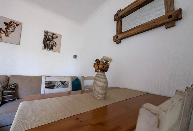 Резиденция Captivating 4 Bed House In Dartford