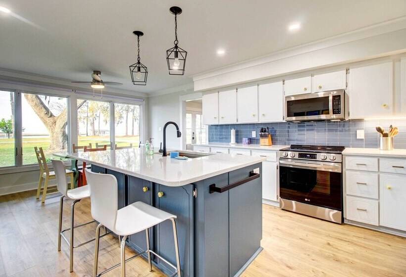 Riverfront Richmond Hill Home W/ Private Pool