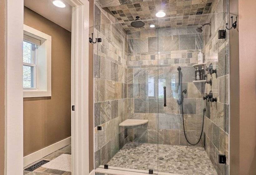 Riverfront Tallulah Falls Cabin W/ Hot Tub!