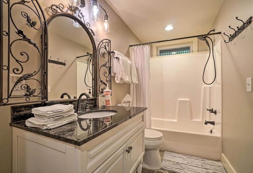 Riverfront Tallulah Falls Cabin W/ Hot Tub!