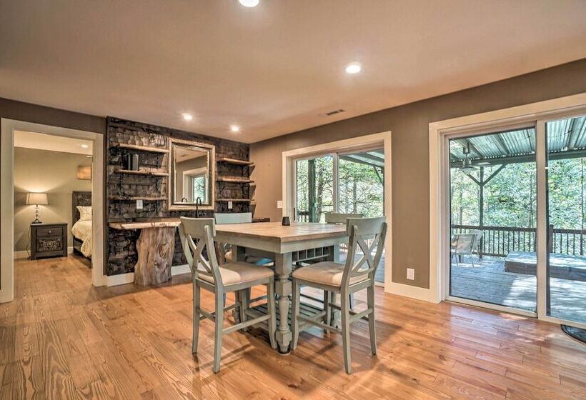 Riverfront Tallulah Falls Cabin W/ Hot Tub!