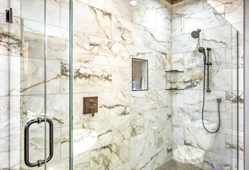 Riverside Mtn Retreat W/ Hot Tub & Game Room!