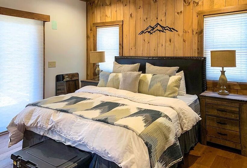 Riverside Mtn Retreat W/ Hot Tub & Game Room!