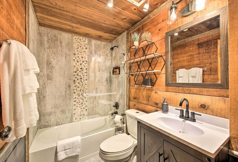Charming Blue Ridge Mountain Cabin W/ Hot Tub