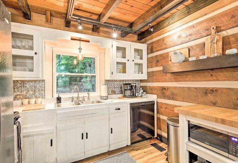 Charming Blue Ridge Mountain Cabin W/ Hot Tub