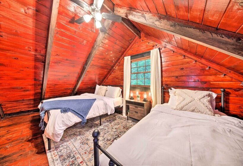 Charming Blue Ridge Mountain Cabin W/ Hot Tub