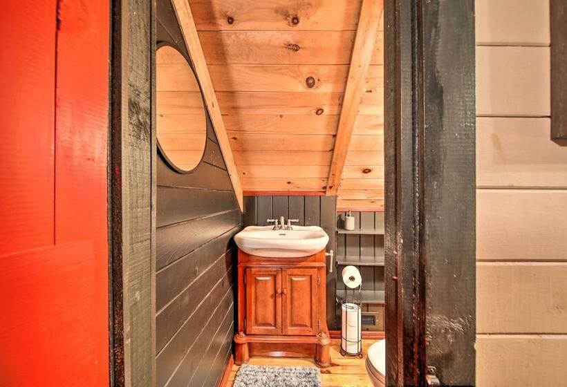 Charming Blue Ridge Mountain Cabin W/ Hot Tub