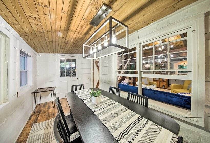 Charming Blue Ridge Mountain Cabin W/ Hot Tub