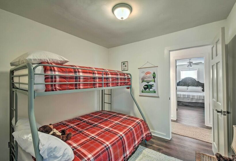 Rustic Ranger Cabin W/ Amazing Mountain Views