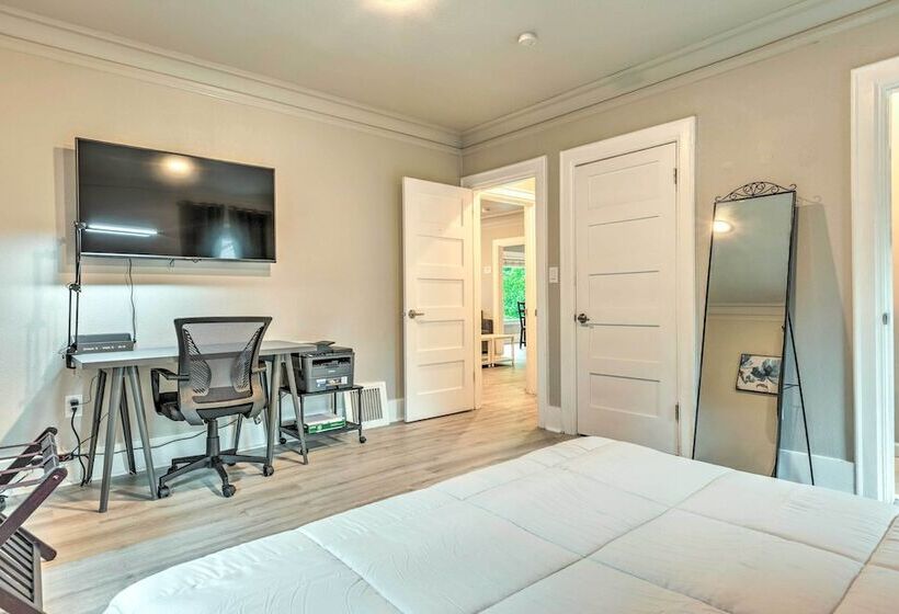 Seattle Home W/ Private Yard ~ 8 Mi To Dtwn!