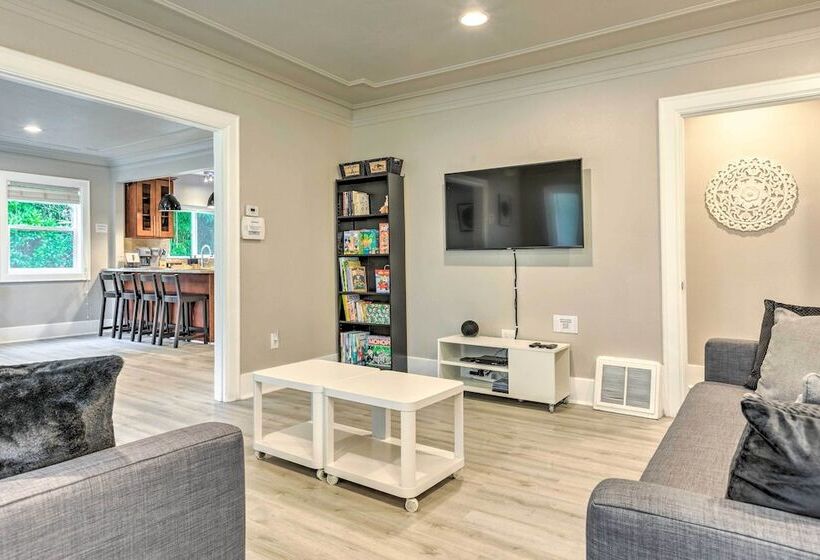 Seattle Home W/ Private Yard ~ 8 Mi To Dtwn!