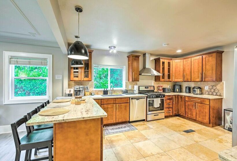 Seattle Home W/ Private Yard ~ 8 Mi To Dtwn!