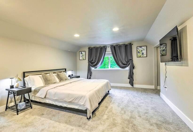 Seattle Home W/ Private Yard ~ 8 Mi To Dtwn!