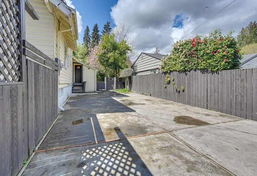 Seattle Home W/ Private Yard ~ 8 Mi To Dtwn!