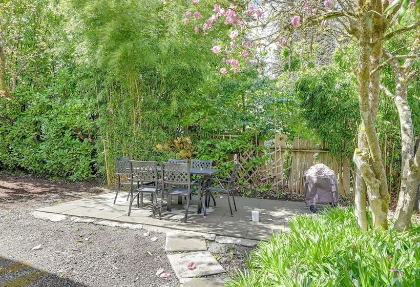 Seattle Home W/ Private Yard ~ 8 Mi To Dtwn!