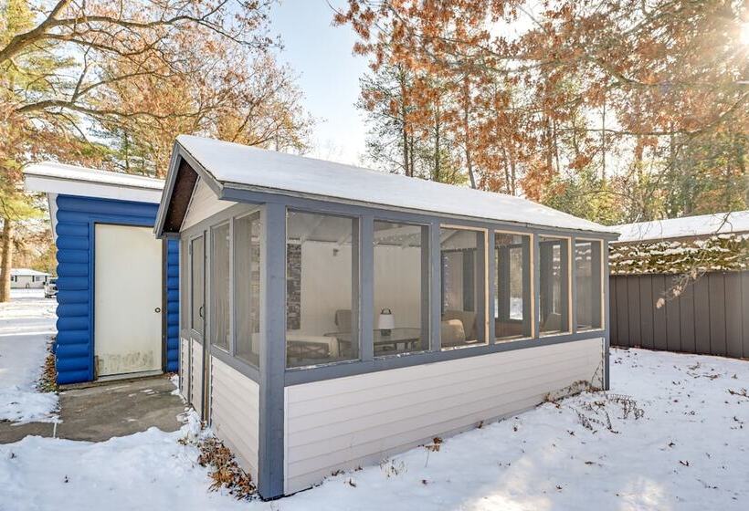 Secluded Cabin ~ 15 Mi To Castle Rock Lake!