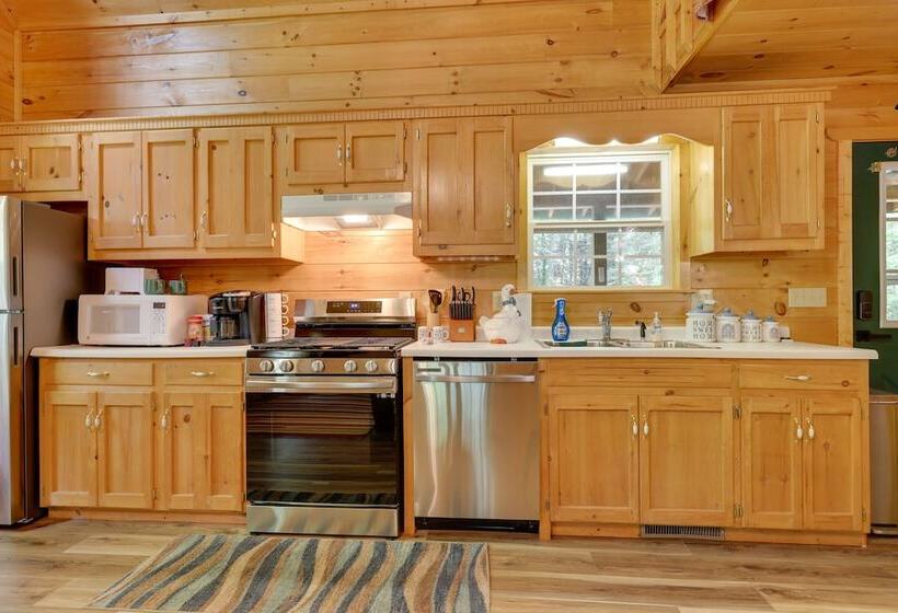 Secluded Cross Creek Cabin W/ Deck & Fire Pit!