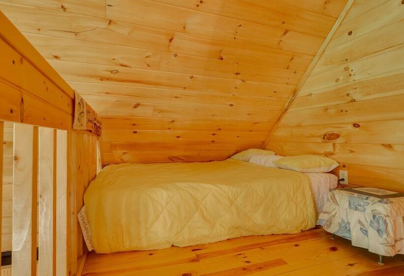 Secluded Cross Creek Cabin W/ Deck & Fire Pit!