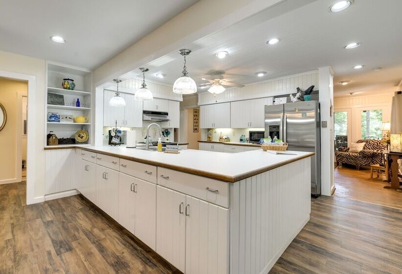 Secluded Hamilton Cabin Retreat W/ Private Lake!