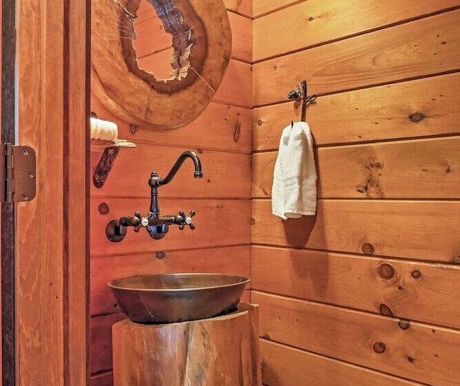 Secluded Morganton Cabin W/ Wooded Views & Hot Tub