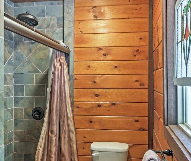 Secluded Morganton Cabin W/ Wooded Views & Hot Tub