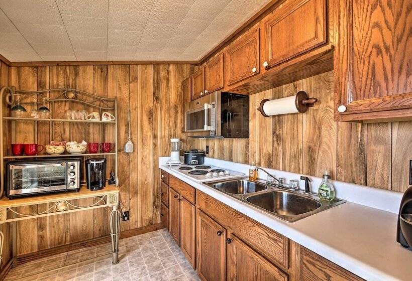 Secluded Ridgetop Hideaway W/ Valley Views!