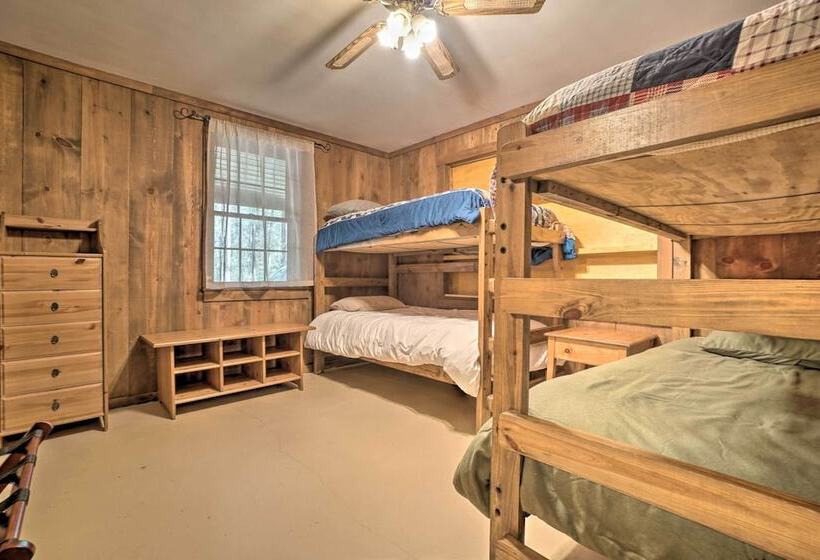 Seed Lake Home On 14 Acres W/ Boat Dock + Kayaks!