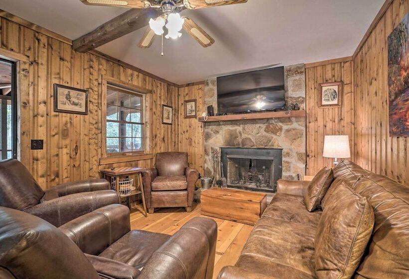 Seed Lake Home On 14 Acres W/ Boat Dock + Kayaks!