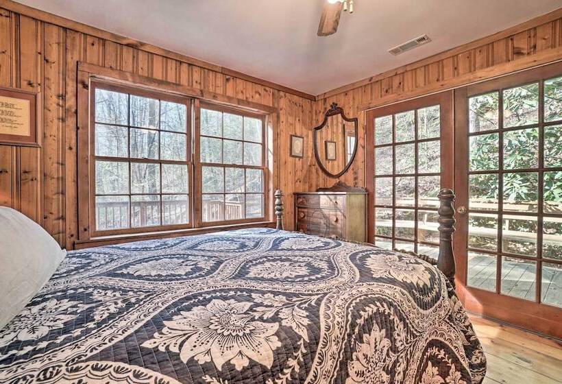 Seed Lake Home On 14 Acres W/ Boat Dock + Kayaks!