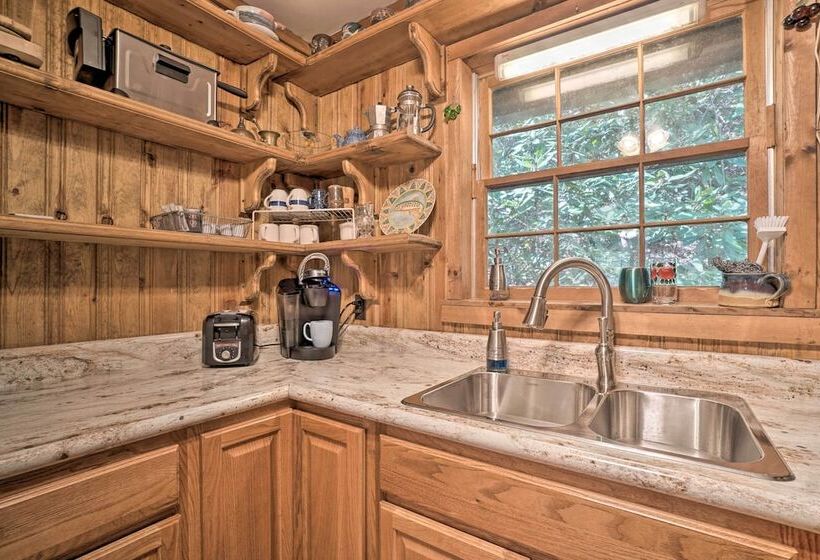 Seed Lake Home On 14 Acres W/ Boat Dock + Kayaks!