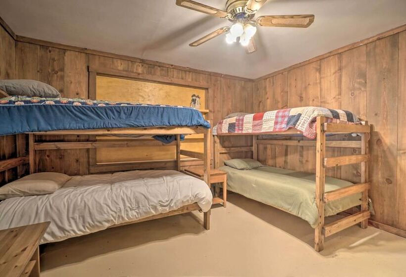 Seed Lake Home On 14 Acres W/ Boat Dock + Kayaks!