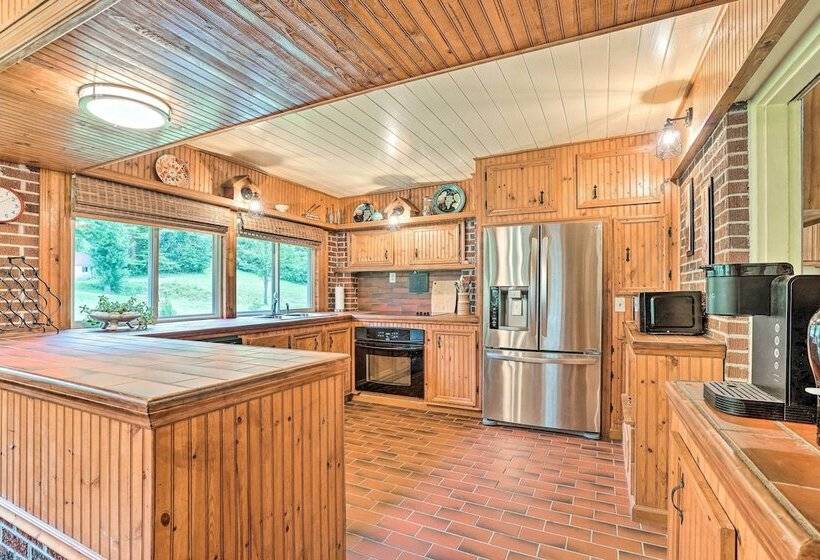 Pet Friendly Home W/ Hot Tub, Patio & Game Room!