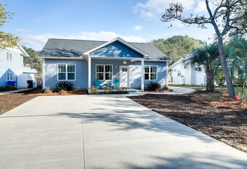 Serene Oak Island Home W/ Private Saltwater Pool!