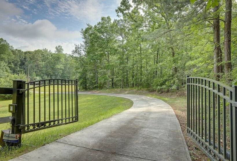 Single Story Home ~ 7 Mi To Old Towne Conyers!