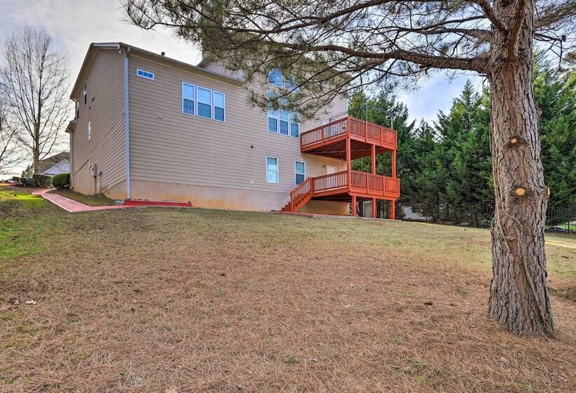 Spacious Atlanta Home W/ Deck & Seasonal Pool!