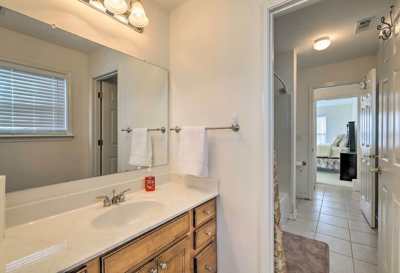 Spacious Atlanta Home W/ Deck & Seasonal Pool!