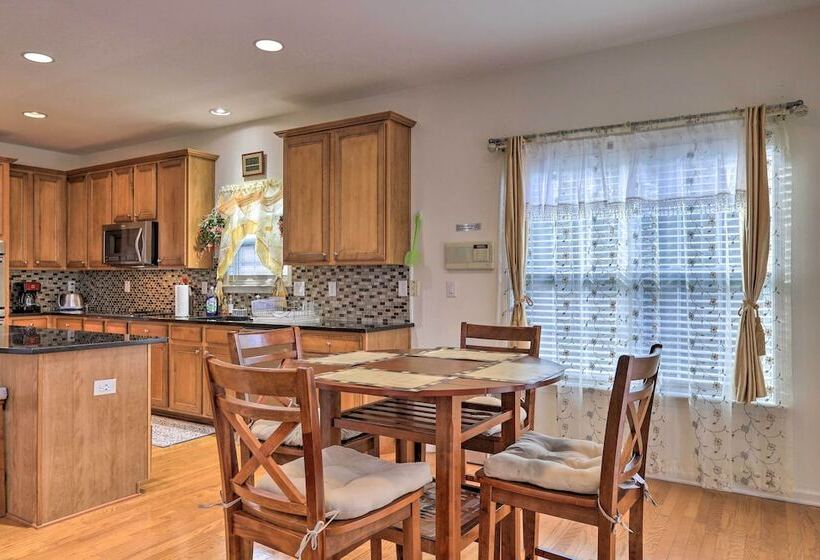 Spacious Atlanta Home W/ Deck & Seasonal Pool!