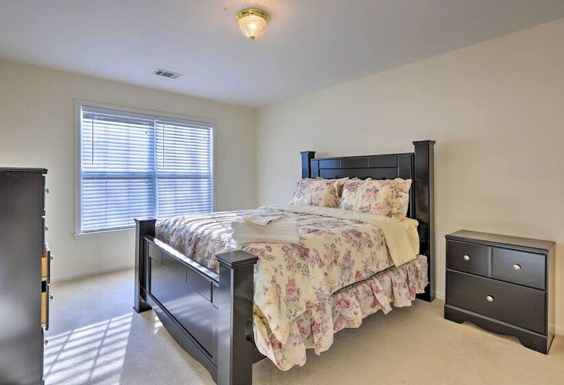 Spacious Atlanta Home W/ Deck & Seasonal Pool!