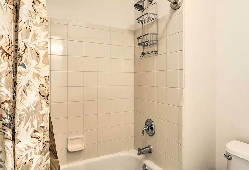 Spacious Atlanta Home W/ Deck & Seasonal Pool!