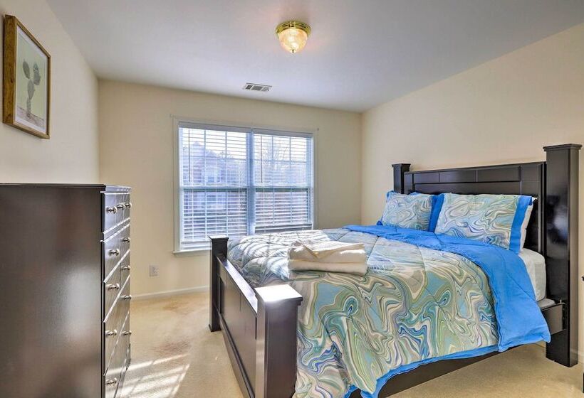 Spacious Atlanta Home W/ Deck & Seasonal Pool!