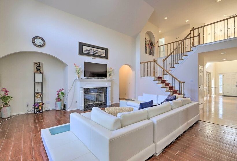 Spacious Atlanta Home W/ Deck & Seasonal Pool!