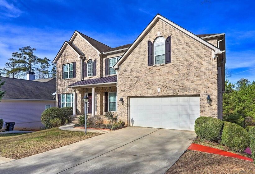 Spacious Atlanta Home W/ Deck & Seasonal Pool!