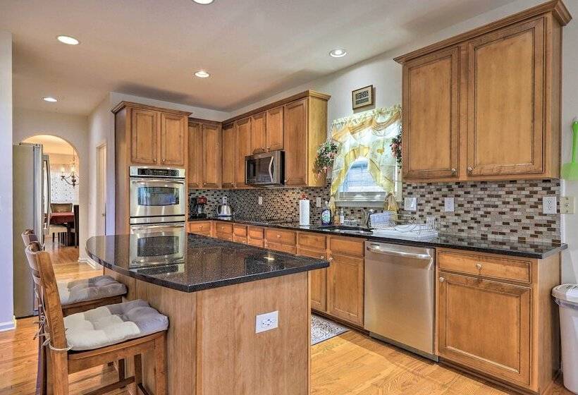 Spacious Atlanta Home W/ Deck & Seasonal Pool!