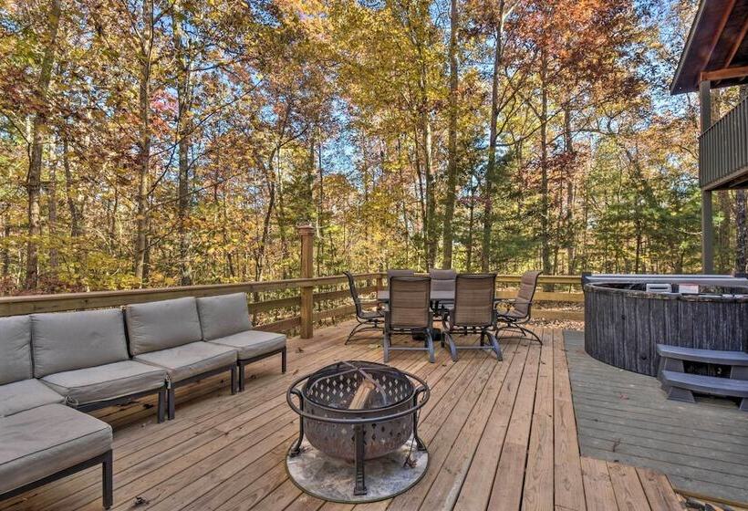 Spacious Cabin W/ Furnished Deck + Hot Tub!