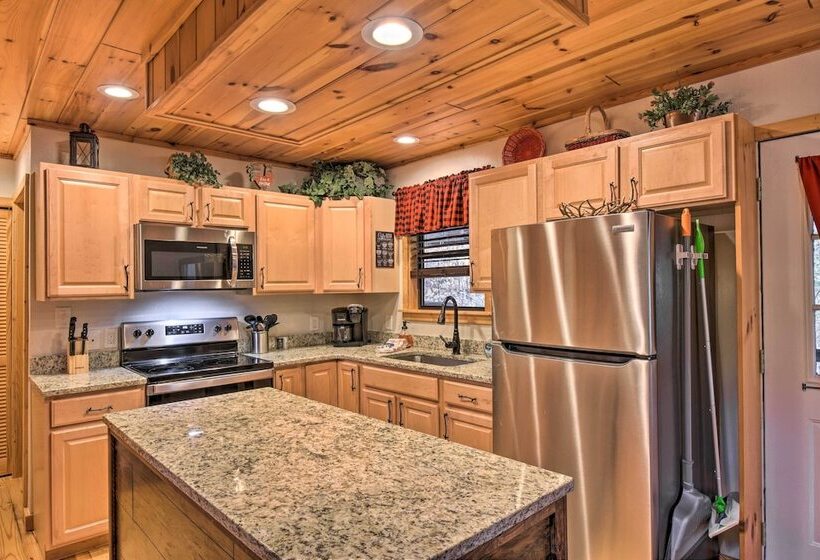 Spacious Cabin W/ Furnished Deck + Hot Tub!